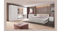 Chambre à coucher FLOYD : Armoire 200cm, Lit 140x200, commode, chevets. Coloris blanc effet bois.